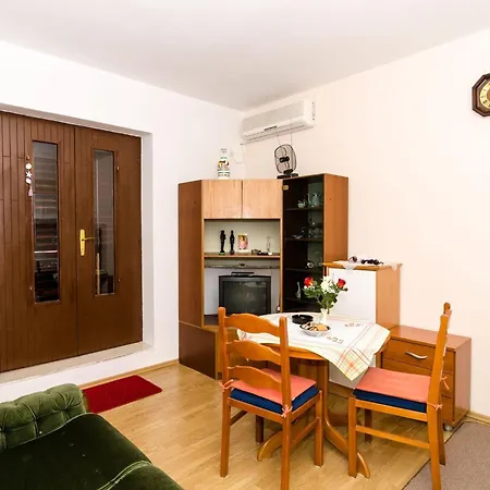 Berk - One-bedroom With Terrace Apartment